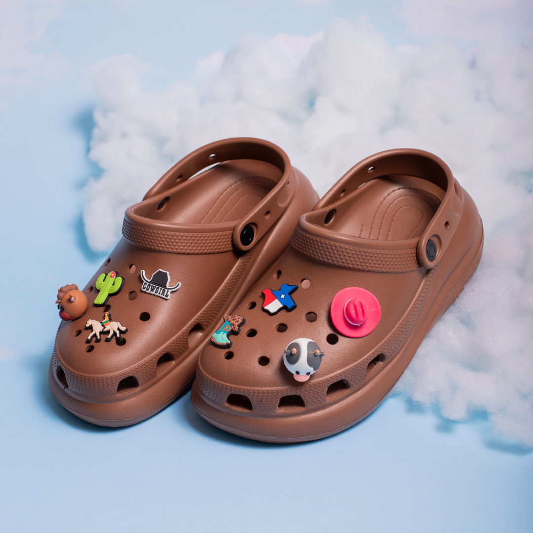Clog Plataforma Country (Acompanha 8 Pins Especiais)