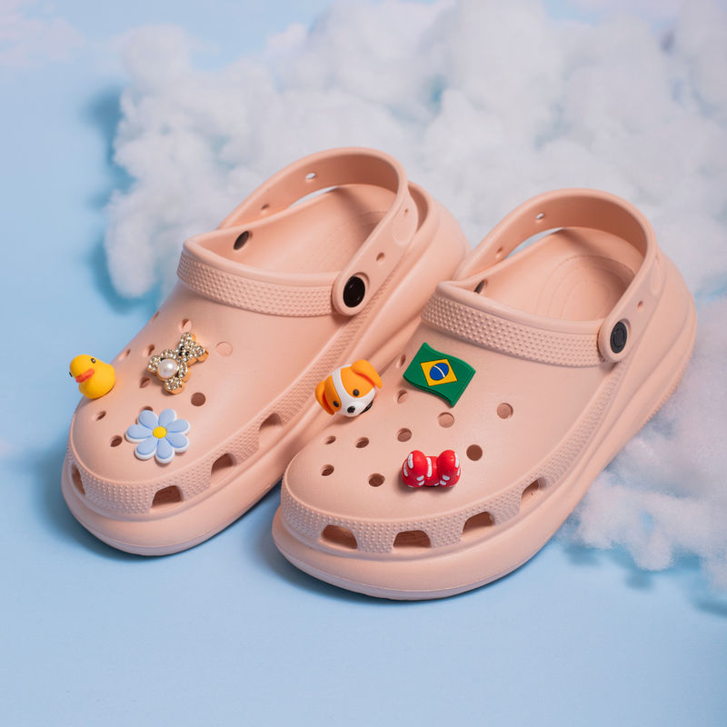 Clog Plataforma (Acompanha 6 Pins Especiais)