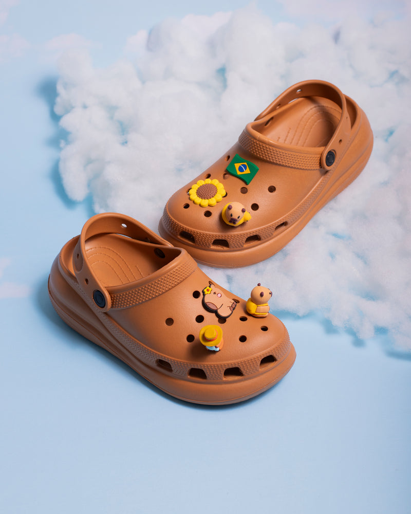 Clog Plataforma Capivara (Acompanha 6 Pins Especiais)
