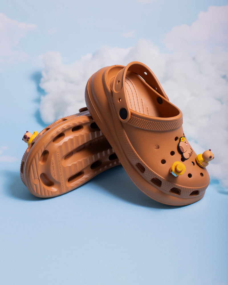Clog Plataforma Capivara (Acompanha 6 Pins Especiais)