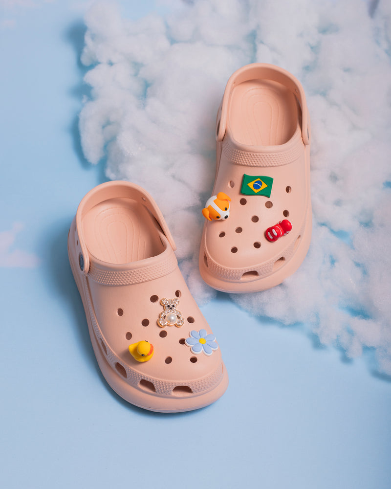 Clog Plataforma (Acompanha 6 Pins Especiais)
